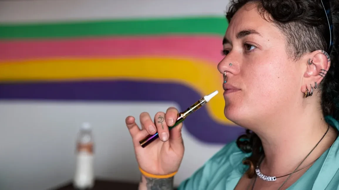 زنی در حال کشیدن ویپ