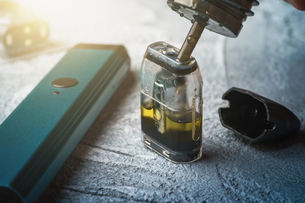 در حال پر کردن کارتریج پاد سیستم با سالت