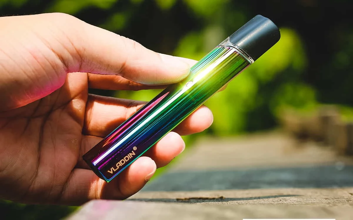 فرق ویپ و پاد چیست؟ | ۶ تفاوت اصلی + مزایا و معایب 8 یک عدد پاد ماد در دست یک مرد