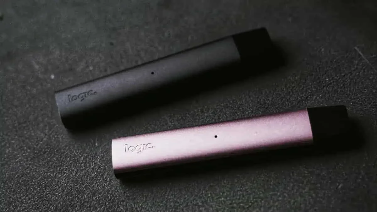 فرق ویپ و پاد چیست؟ | ۶ تفاوت اصلی + مزایا و معایب 9 دو عدد پاد سیستم بر روی یک سطح مشکی رنگ