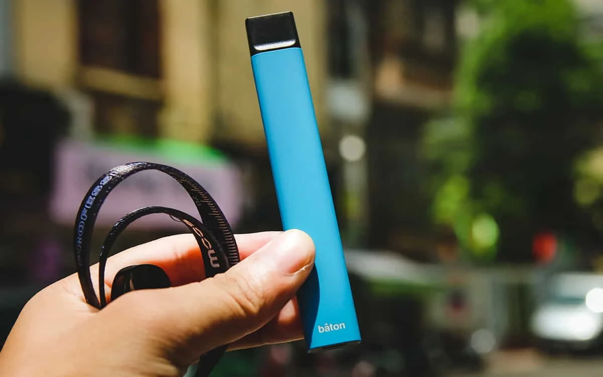 فرق ویپ و پاد چیست؟ | ۶ تفاوت اصلی + مزایا و معایب 10 یک عدد پاد سیستم آبی رنگ در دست یک مرد