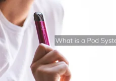 یک خانم که یک پاد در دست دارد