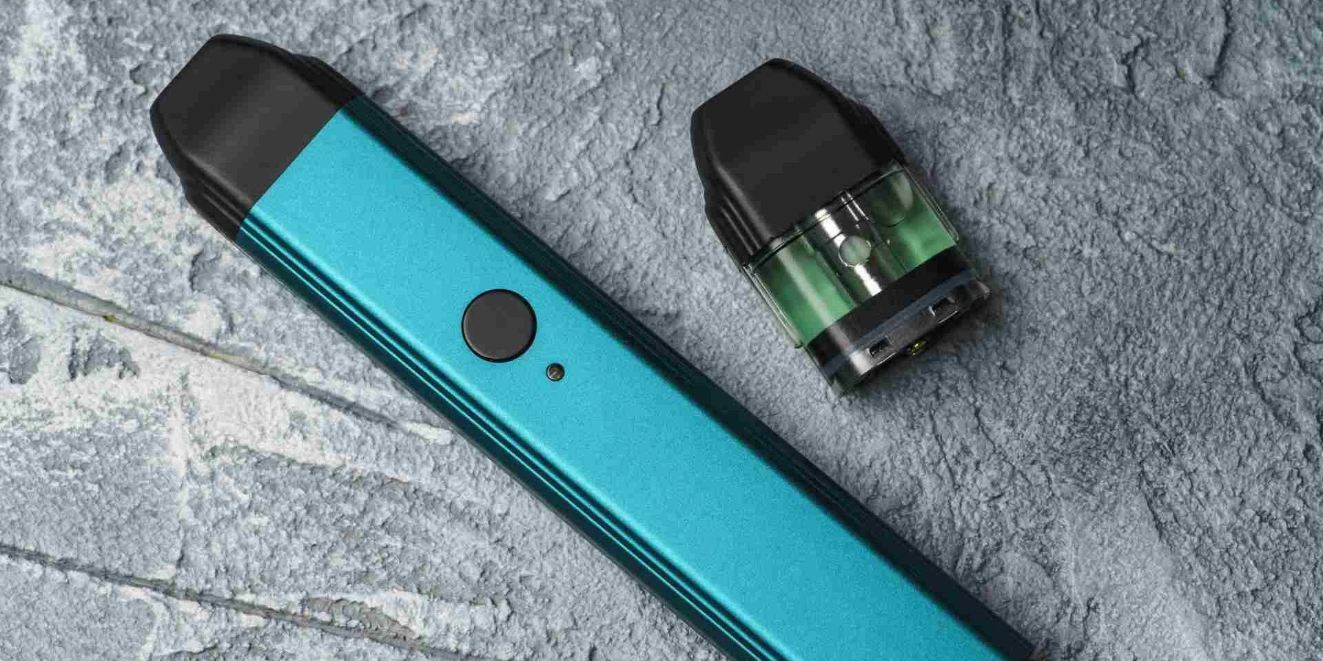 بهترین پاد سیستم بازار | معرفی ۱۵ مدل برتر 6 یک عدد پاد سیستم آبی رنگ با کارتریج و مخزنش