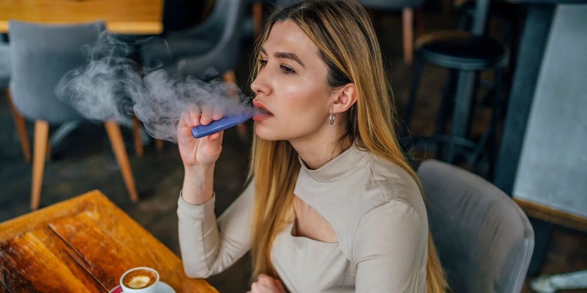 بهترین پاد سیستم بازار | معرفی ۱۵ مدل برتر 31 یک خانم در حال کشیدن پاد سیستم