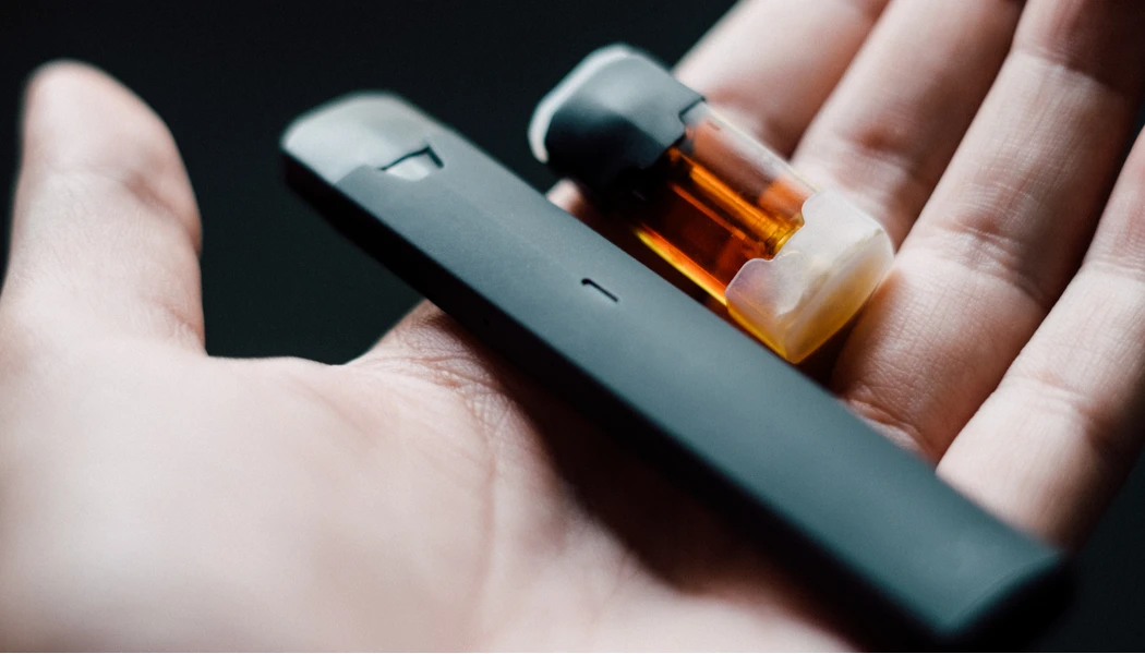 یک عدد سالت نیکوتین در کنار یک پاد سیستم